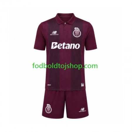 FC Porto Børn Udebane Fodboldsæt 2026-27 S/S (+ Korte bukser) FC Porto Børn Udebane Fodboldsæt 2026-27 S/S (+ Korte bukser)